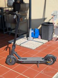 Monopattino Xiaomi Mi Electric Scooter Essential