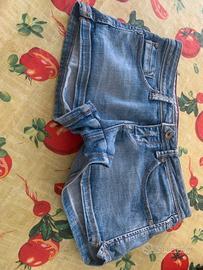 Pantaloncini corti usati tenuti bene