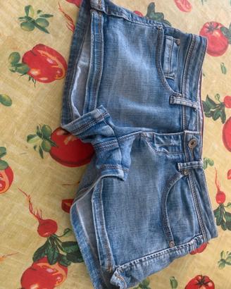 Pantaloncini corti usati tenuti bene