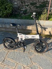 Bicicletta e-bike pieghevole