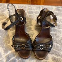 Sandali con zeppa in pelle marrone – Nero Giardini