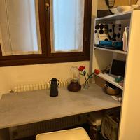 Scrivania e piccola libreria