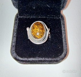 Anello in argento con ambra