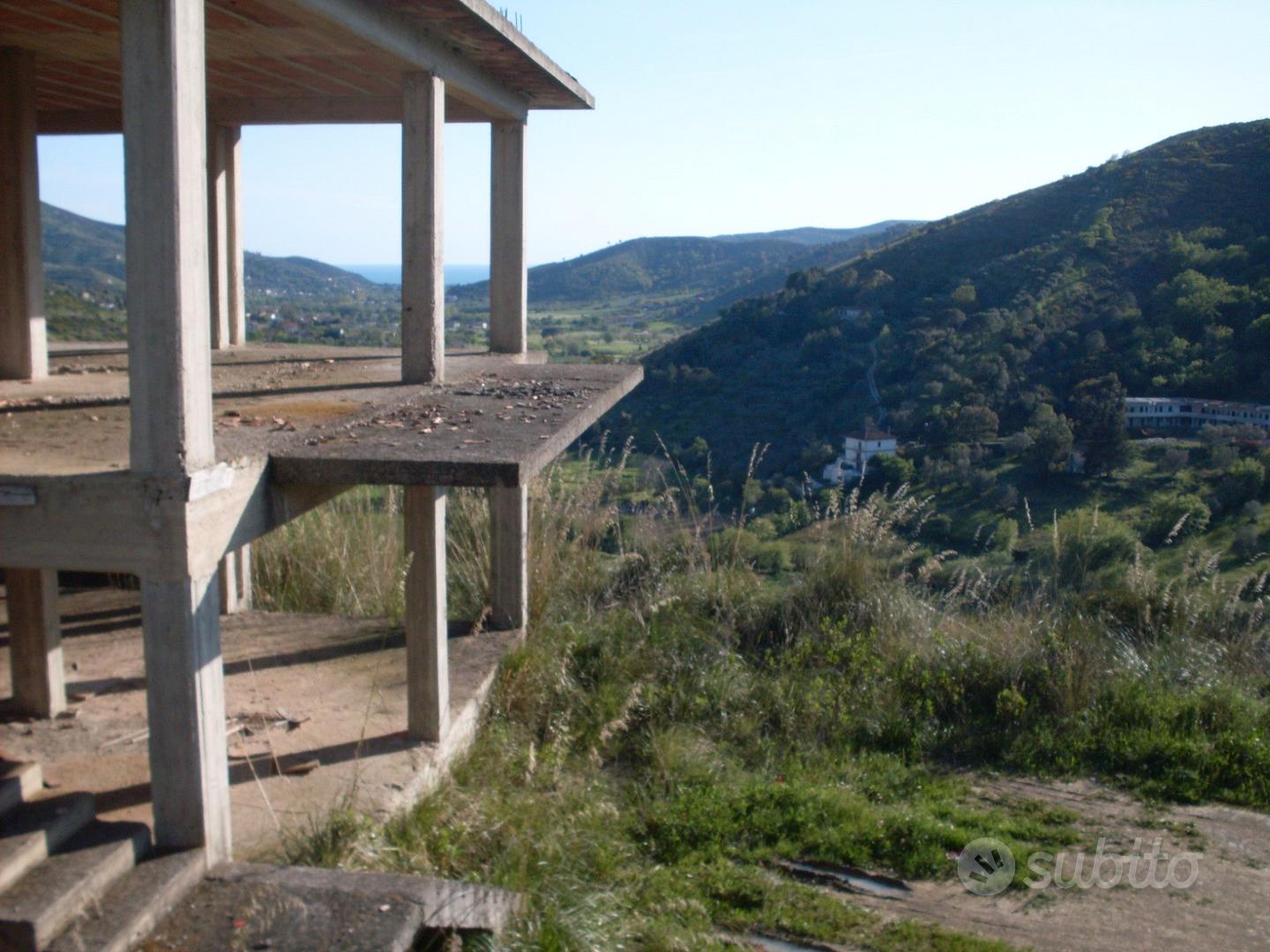 Terreno con rustico da completare a Perdifumo - Vista 2