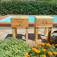 Sgabelli con cassette di vino