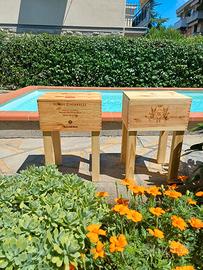 Sgabelli con cassette di vino