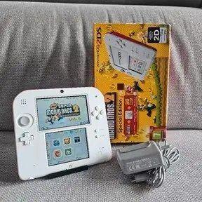 Nintendo 2DS con scatola e caricatore