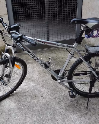 Bicicletta MTB GIANT (robusta)
