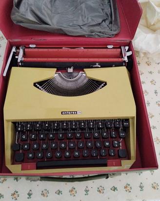 Macchina da scrivere Olivetti Antares Capri
