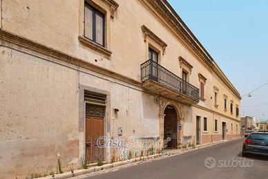 Alezio, edificio con giardino da ristrutturare
