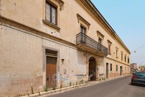 Alezio, edificio con giardino da ristrutturare