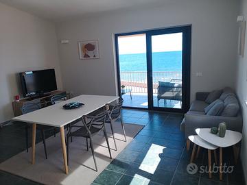 Casa con terrazza fronte mare