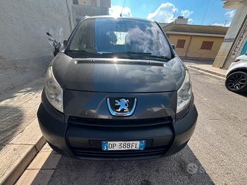 Autocarro Peugeot tepee 2008