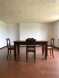 Tavolo in noce con sedie