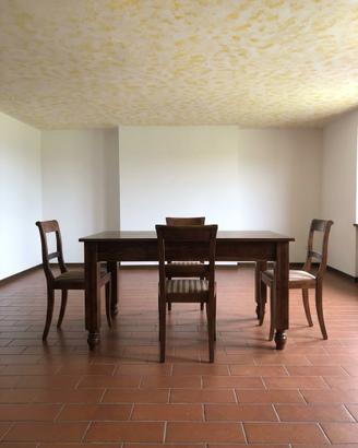 Tavolo in noce con sedie