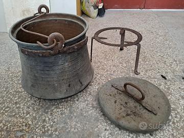 Antica pentola casseruola in rame del 900.        