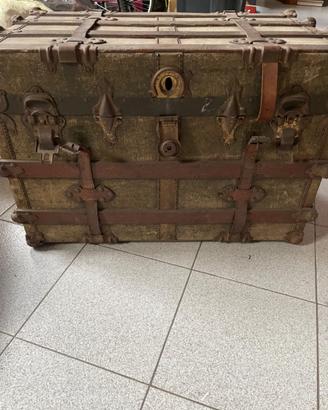 Baule antico vintage in legno
