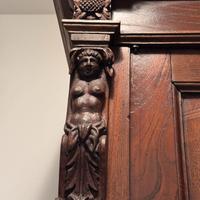 Armadio epoca 800 intagliato a nano