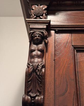 Armadio epoca 800 intagliato a nano