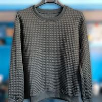 Maglione nero a quadrati in rilievo