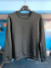 Maglione nero a quadrati in rilievo