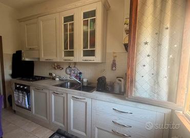 Cucina con tavolo e 4 sedie
