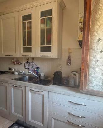 Cucina con tavolo e 4 sedie