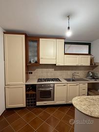 cucina munita di elettrodomestici
