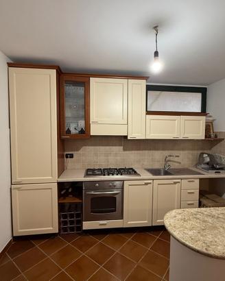 cucina munita di elettrodomestici