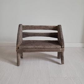 Antico sgabello panchetta in legno, rustico 