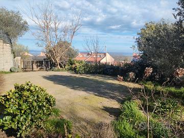 Villino in bifamiliare con giardino