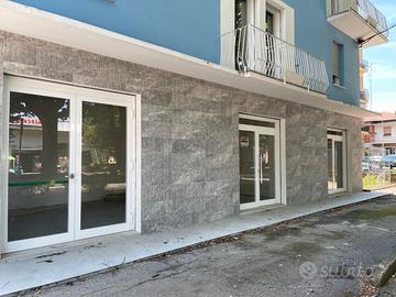 Negozio con tre vetrine su strada ad alta visibili
