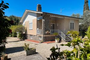 Villa singola circa 200 mq. e 2.200 metri di parco