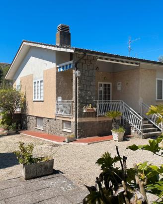 Villa singola circa 200 mq. e 2.200 metri di parco