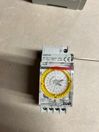 orologio programmatore per luci analogico.