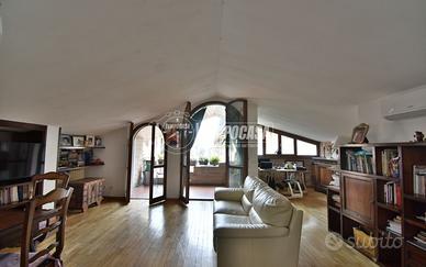 Appartamento mansardato con 3 camere e 2 bagni