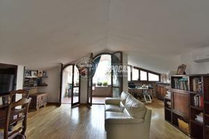 Appartamento mansardato con 3 camere e 2 bagni