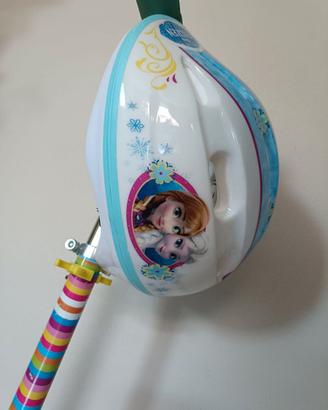 Monopattino più casco