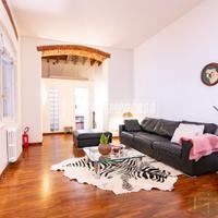 TRE LOCALI SU DUE LIVELLI CON TERRAZZO E POSTO AUT