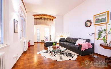 TRE LOCALI SU DUE LIVELLI CON TERRAZZO E POSTO AUT