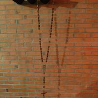 Rosario grande in legno e metallo.