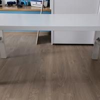 Scrivania con scaffale, libreria e armadietto.