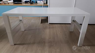 Scrivania con scaffale, libreria e armadietto.