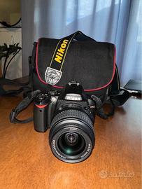 Fotocamera Nikon d40 con obiettivo