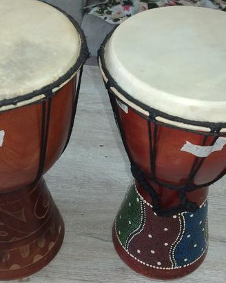 2 djembe con decorazioni 