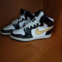 Nike Air Jordan 1 Mid – Bianco/Nero/Oro – Taglia 4
