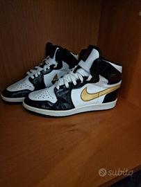 Nike Air Jordan 1 Mid – Bianco/Nero/Oro – Taglia 4