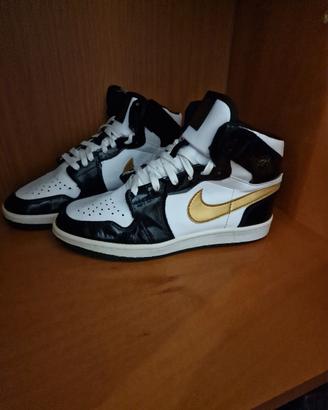 Nike Air Jordan 1 Mid – Bianco/Nero/Oro – Taglia 4