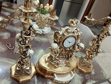 Trittico con orologio e candelabri