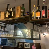 Scaffale è porta bicchiere bottiglieria